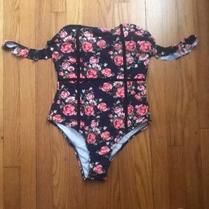 Beautiful NWT Cupshe bathing suit!